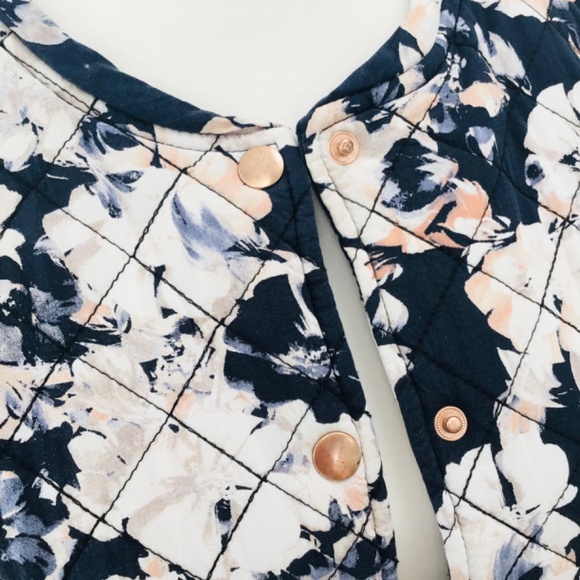 SOAKED IN LUXURY size M/L quilted jacket with blue/white/rose floral pattern - Picture 9 of 14